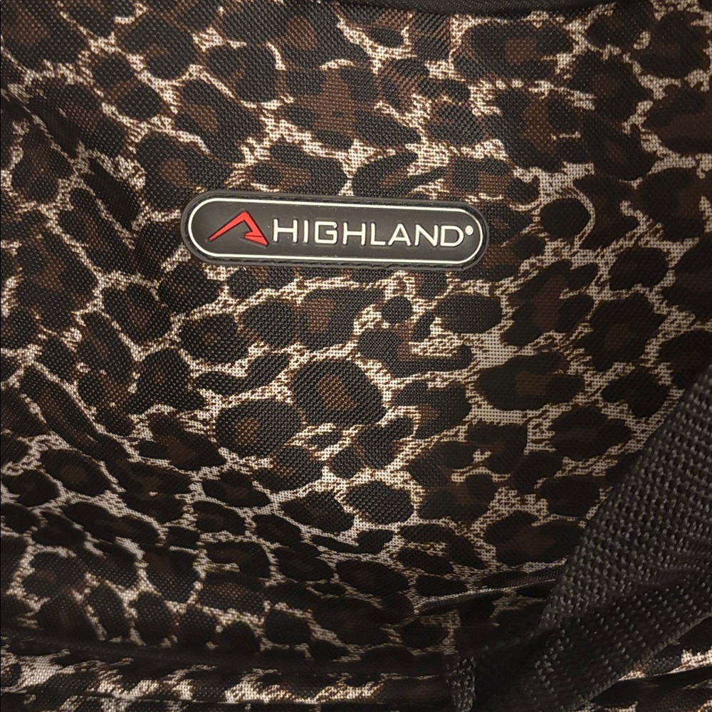 NWT  Pacific coast signature/Highland.  Stylish Black and brown Duffel Bag. - Picture 3 of 9